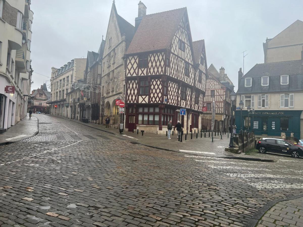 Charmant T2 Plein Centre Ville Et Proche Gare Bourges Exterior foto
